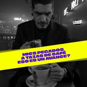 Micrófonos de última generación… pegados a una taza: el avance que nadie pidió